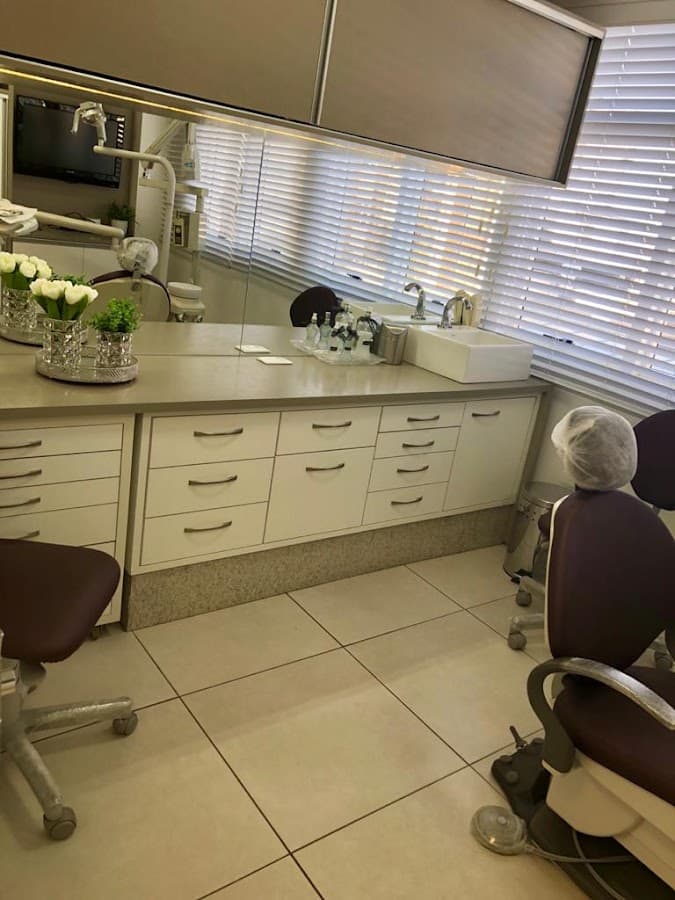 Segundo consultório com bancada e tulipas brancas